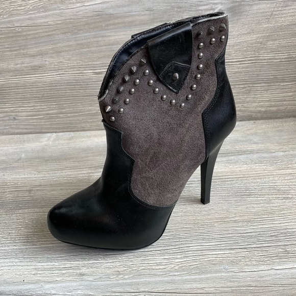 Black & grey studded riveted stiletto ankle bootie Fergie leather Gordon size 6 - Picture 1 of 13